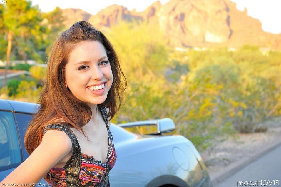 15P Pictures of teen girl Lola being a hot roadside attraction