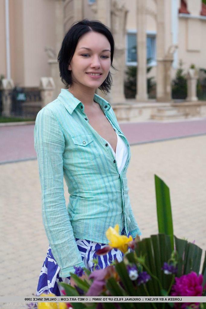 18P Brunette beauty Loreen A shows you her gorgeous pussy outside