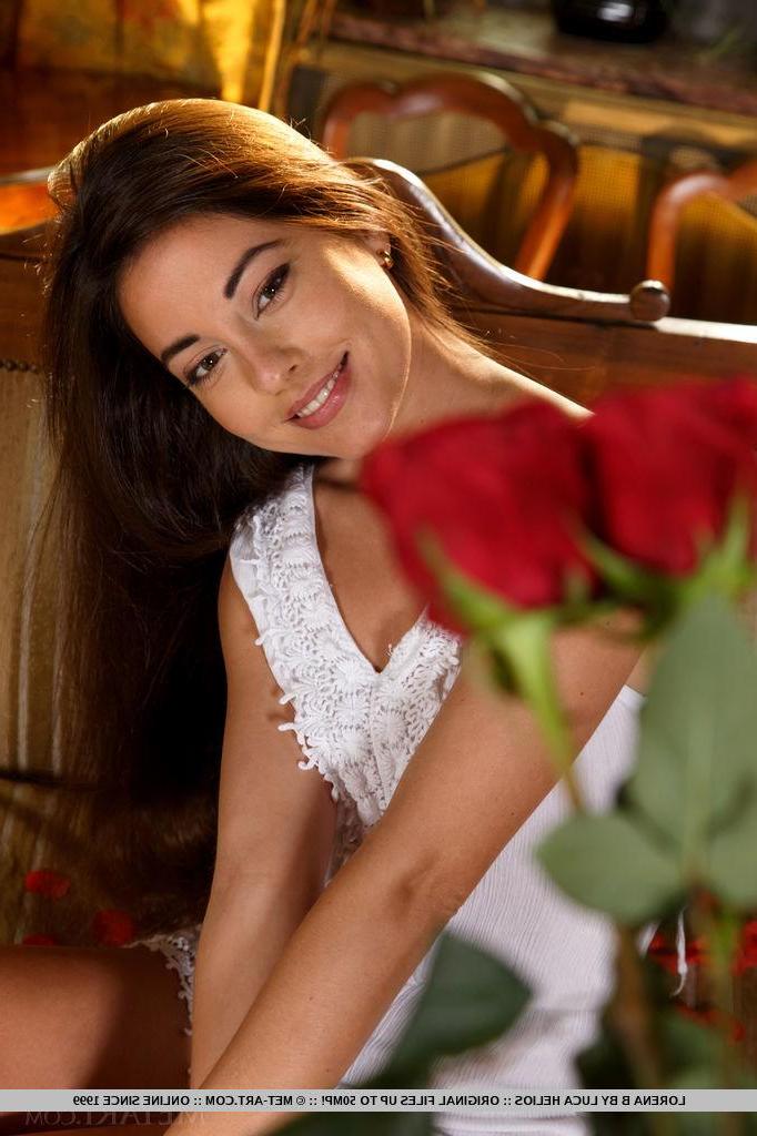 18P Beautiful girl Lorena Garcia offers you her pretty pussy in "Reale"
