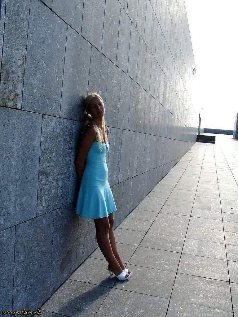20P Pictures of Lovely Lizzy showing her perfect ass