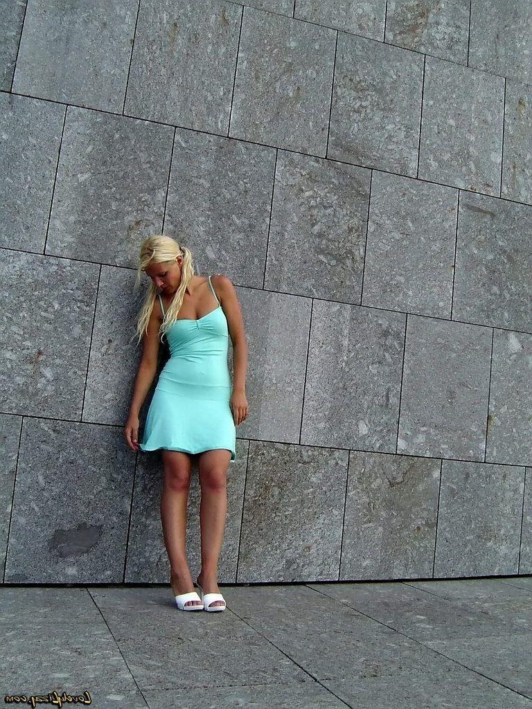 20P Pictures of Lovely Lizzy showing her perfect ass