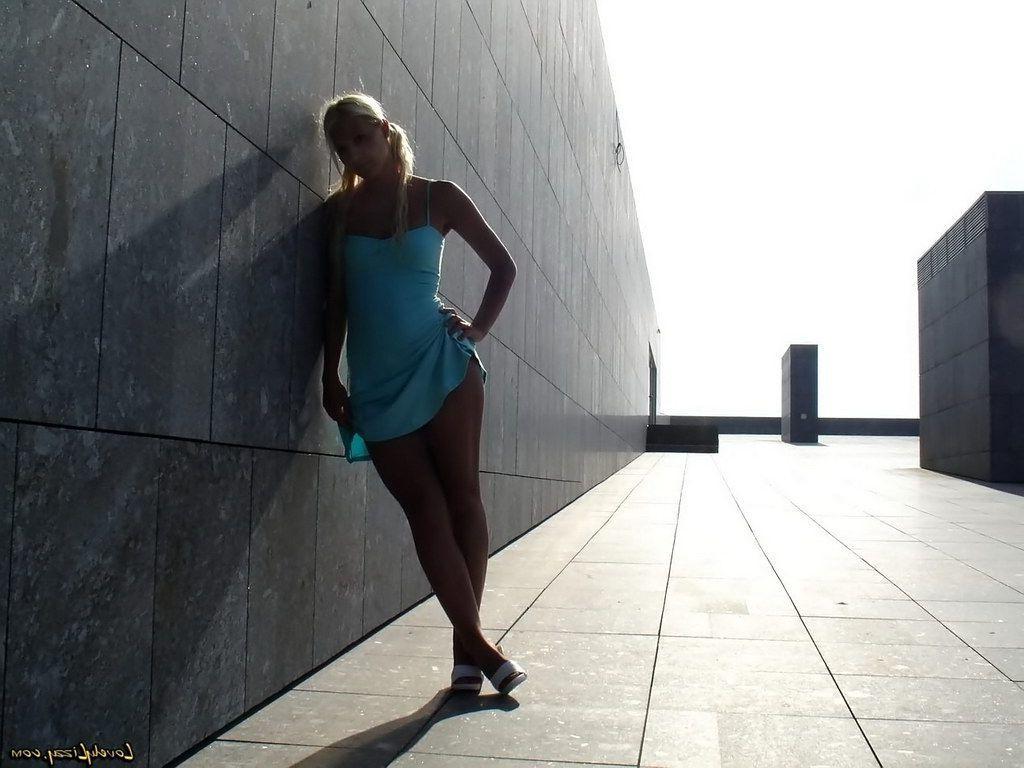 20P Pictures of Lovely Lizzy showing her perfect ass