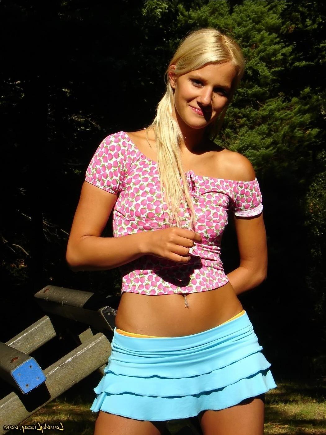 20P Pictures of Lovely Lizzy showing you her perfect ass outside