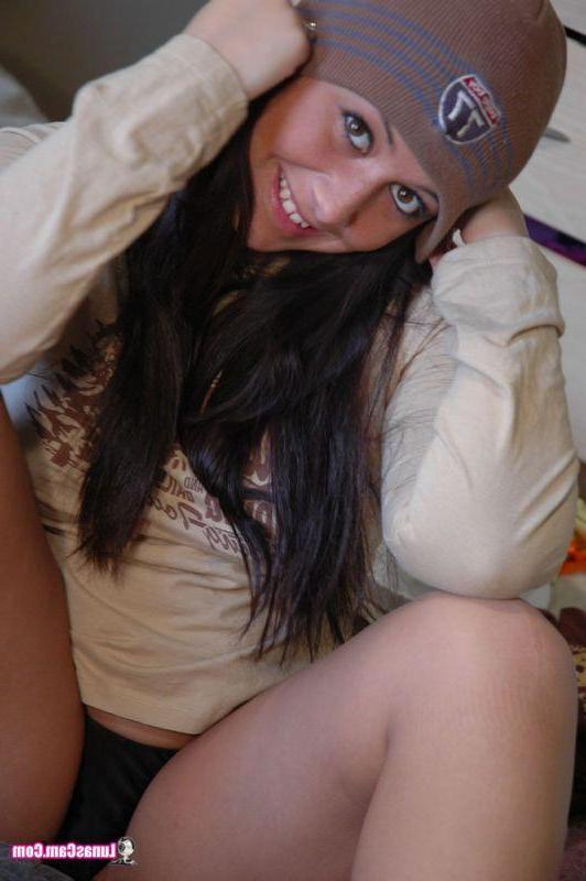 16P Pictures of teen star Lunas Cam trying on different clothes
