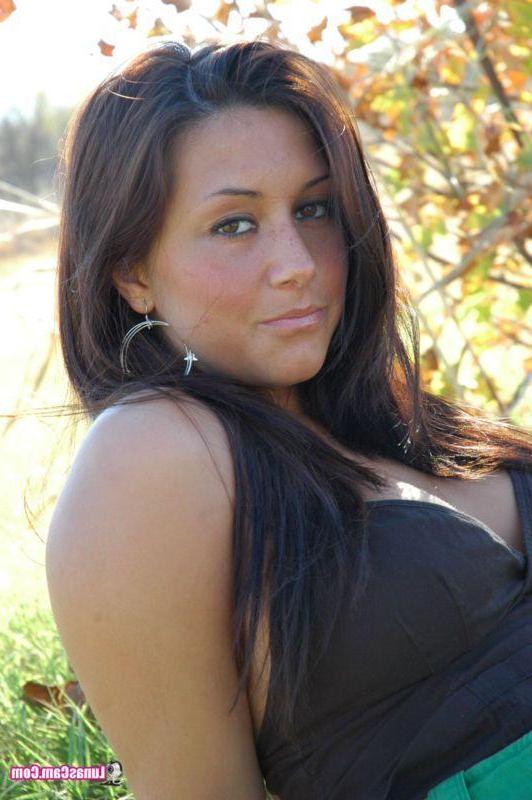 16P Pictures of Lunas Cam getting naked outside