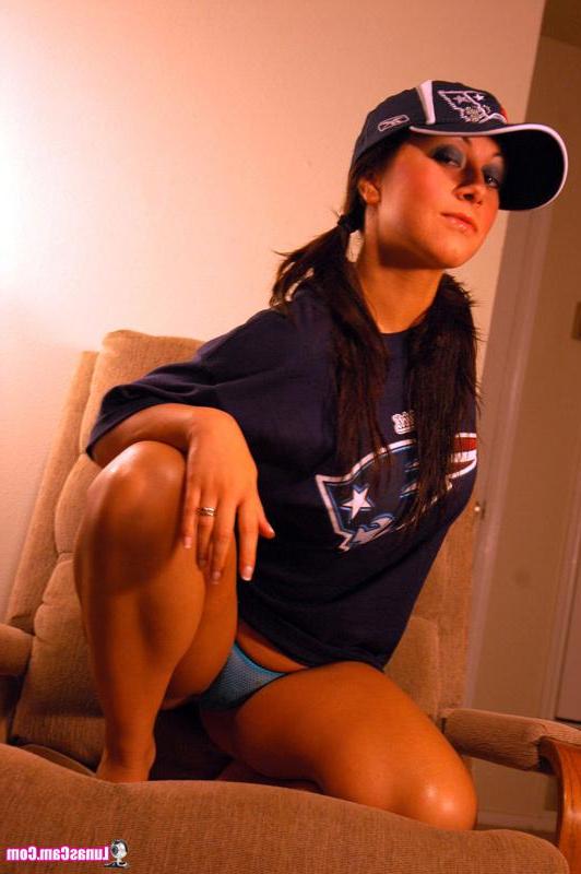 15P Pictures of Lunas Cam showing off her tits