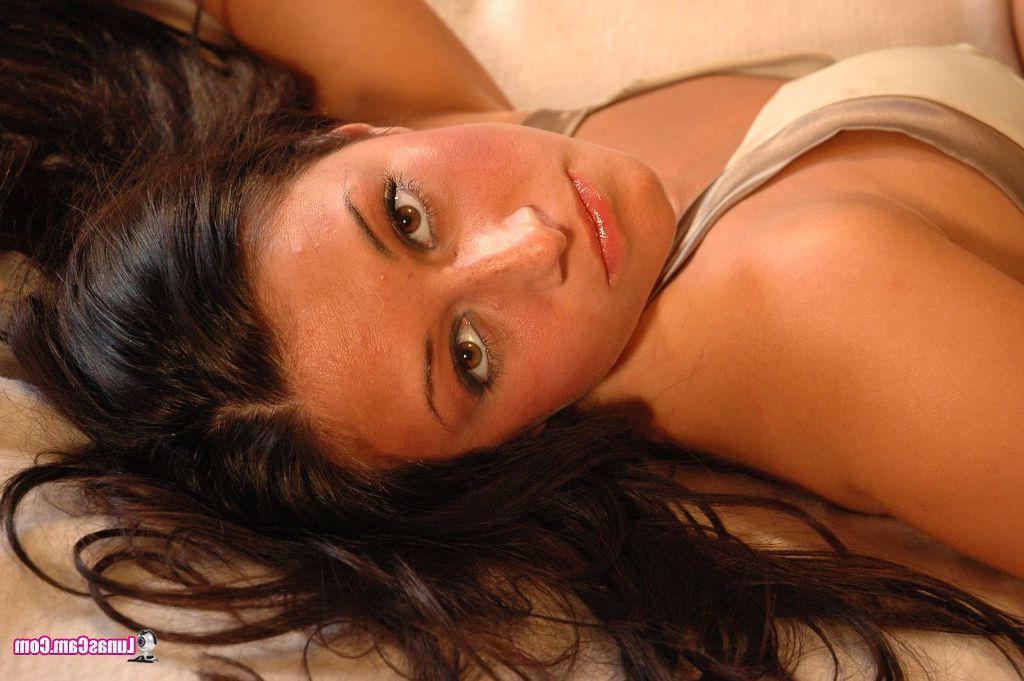16P Pictures of Lunas Cam naked in bed and waiting for you