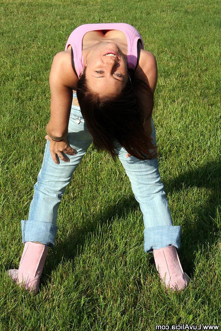16P Pictures of teen Luv Alicia showing off her perfect ass