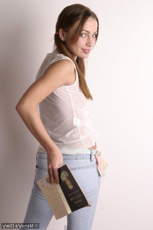 20P Pictures of teen babe Mandy's Diary exposing her hot pussy