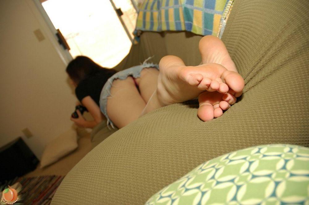 16P Pictures of wet peach Marie playing a sexy video game