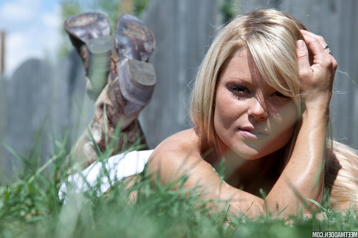 15P Pictures of Meet Madden feeling hot on her farm