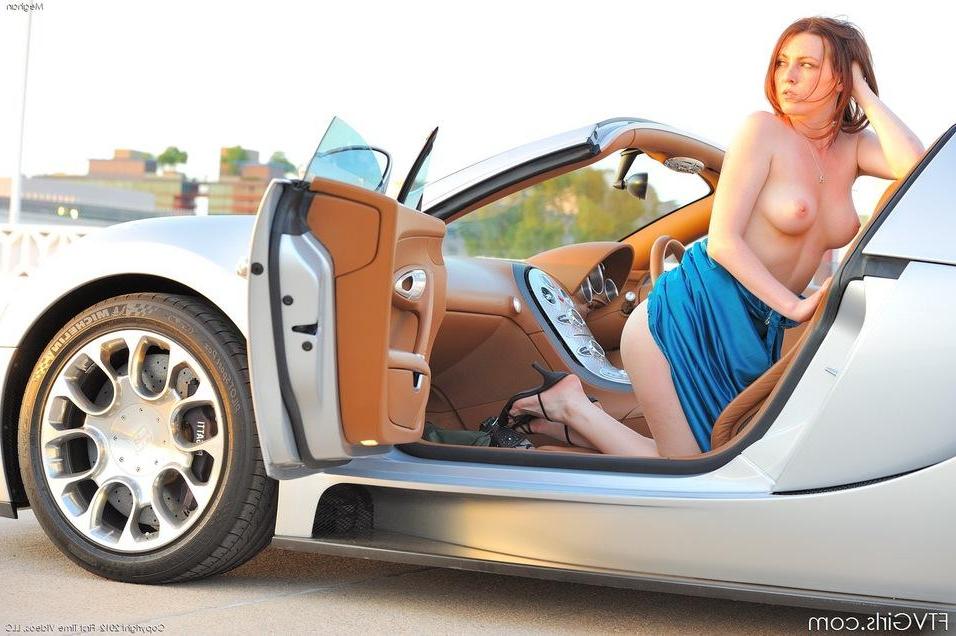 16P Photos de la jeune coquine Meghan se déshabillant dans une voiture