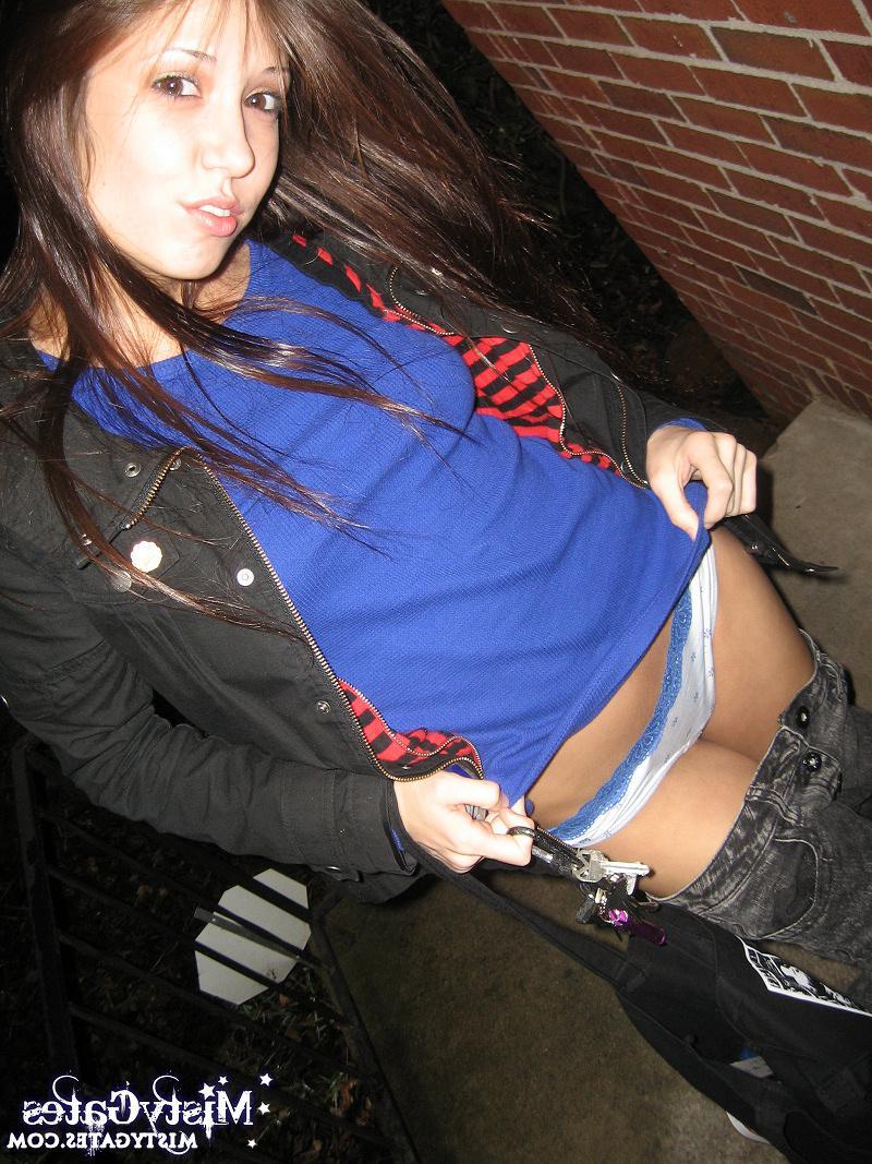 20P Pictures of Misty Gates going out for a late night bite to eat
