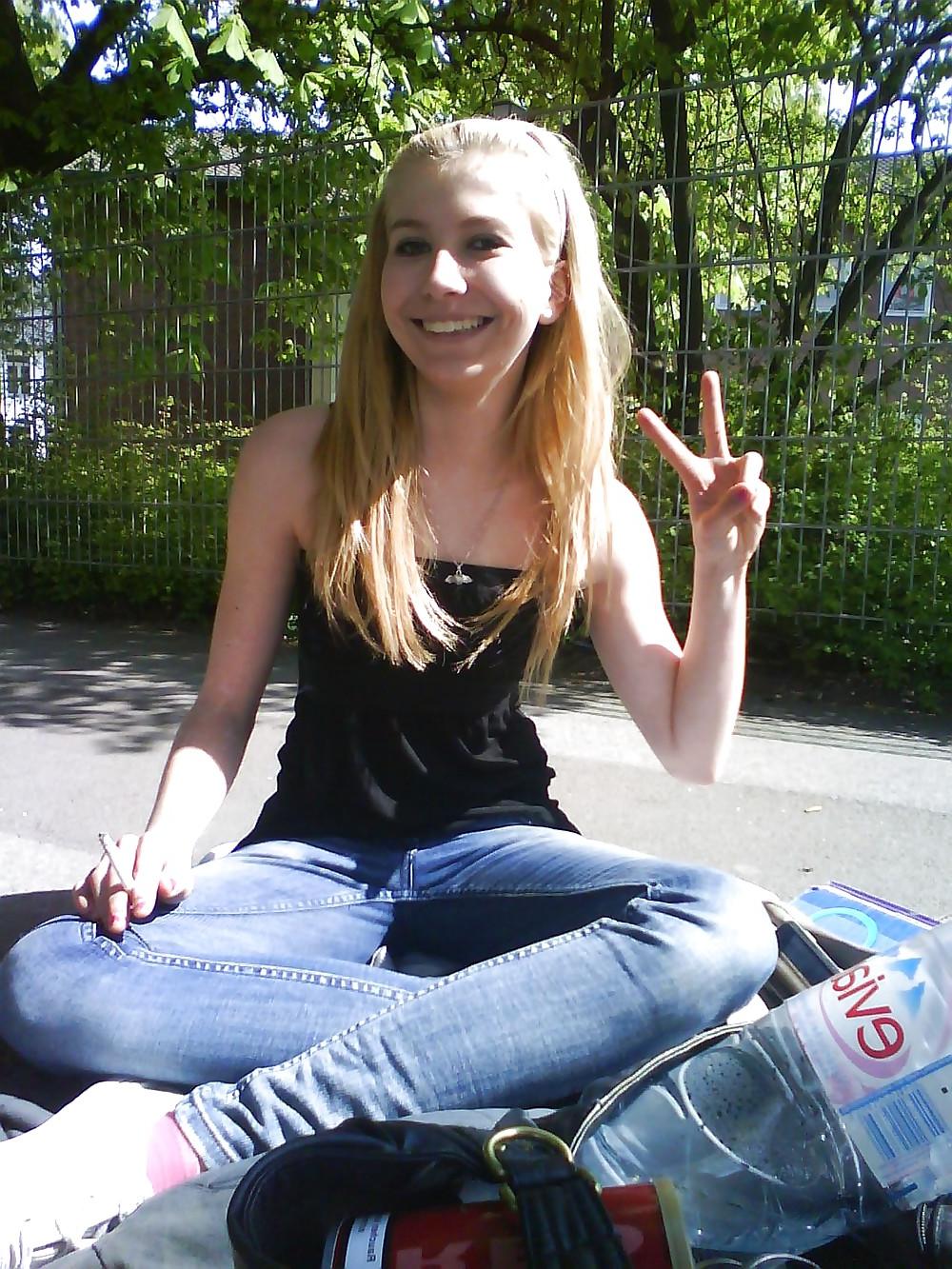 25P Sweet girls in jeans
