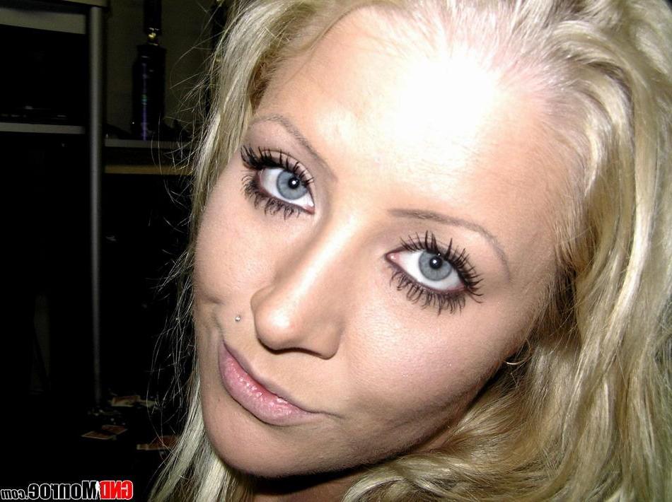 16P Pictures of teen babe GND Monroe taking hot pics of herself