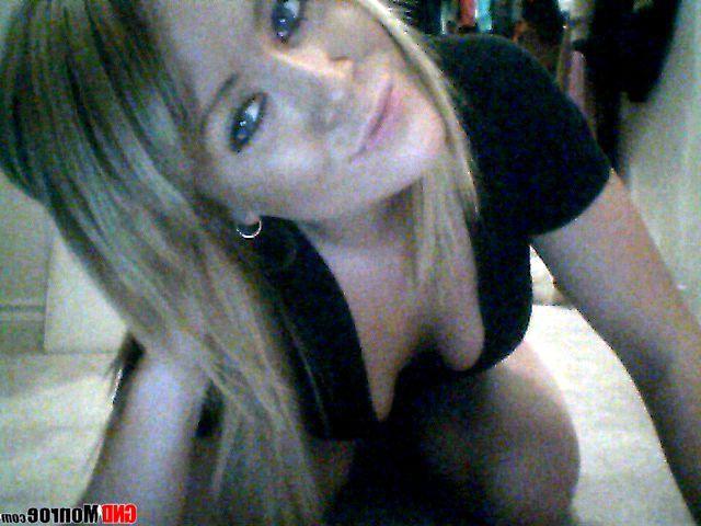 16P Pictures of teen star GND Monroe putting on a hot cam show