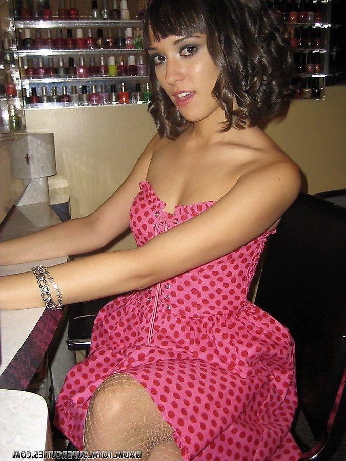 19P Pictures of Nadia showing how hot she is