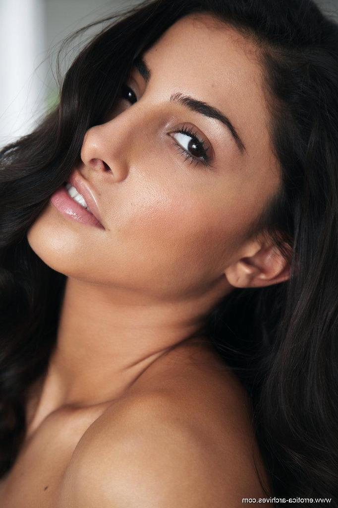 16P Indulge on the goddess-like beauty of Nadia with the perfectly tanned complexion, smoldering looks, and a body that boasts of a graceful and elegant feminine form.