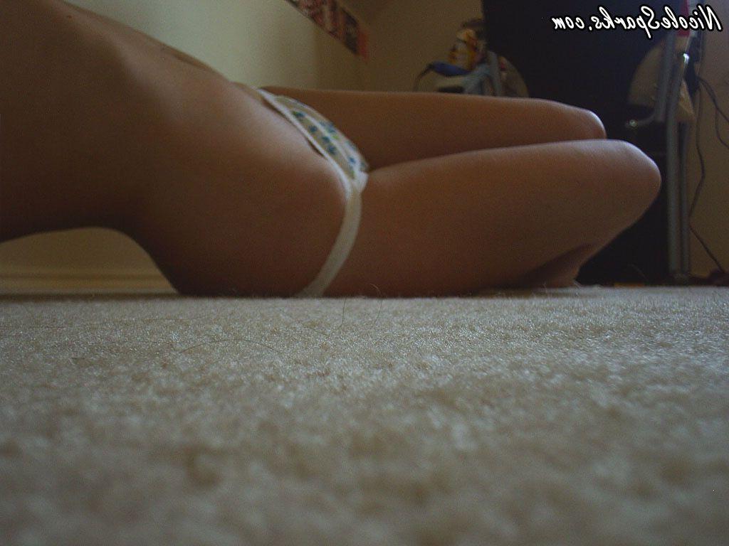 15P Pictures of Nicole Sparks taking hot pics of herself
