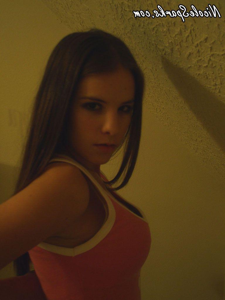 15P Pictures of Nicole Sparks taking hot pics of herself