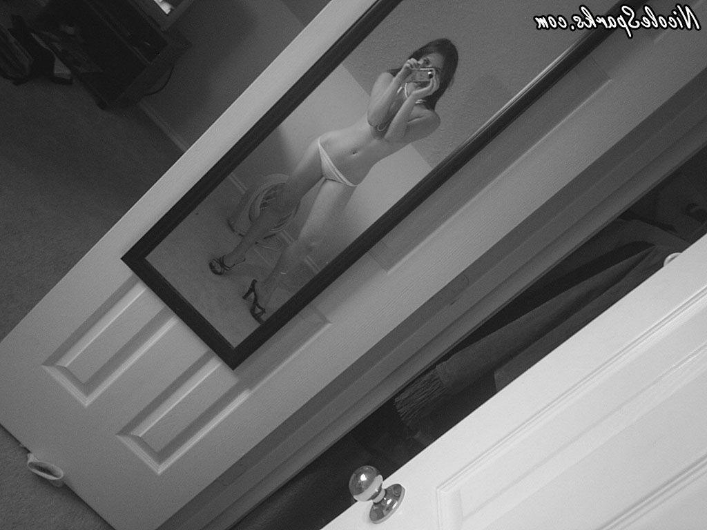 15P Pictures of Nicole Sparks taking hot pics of herself