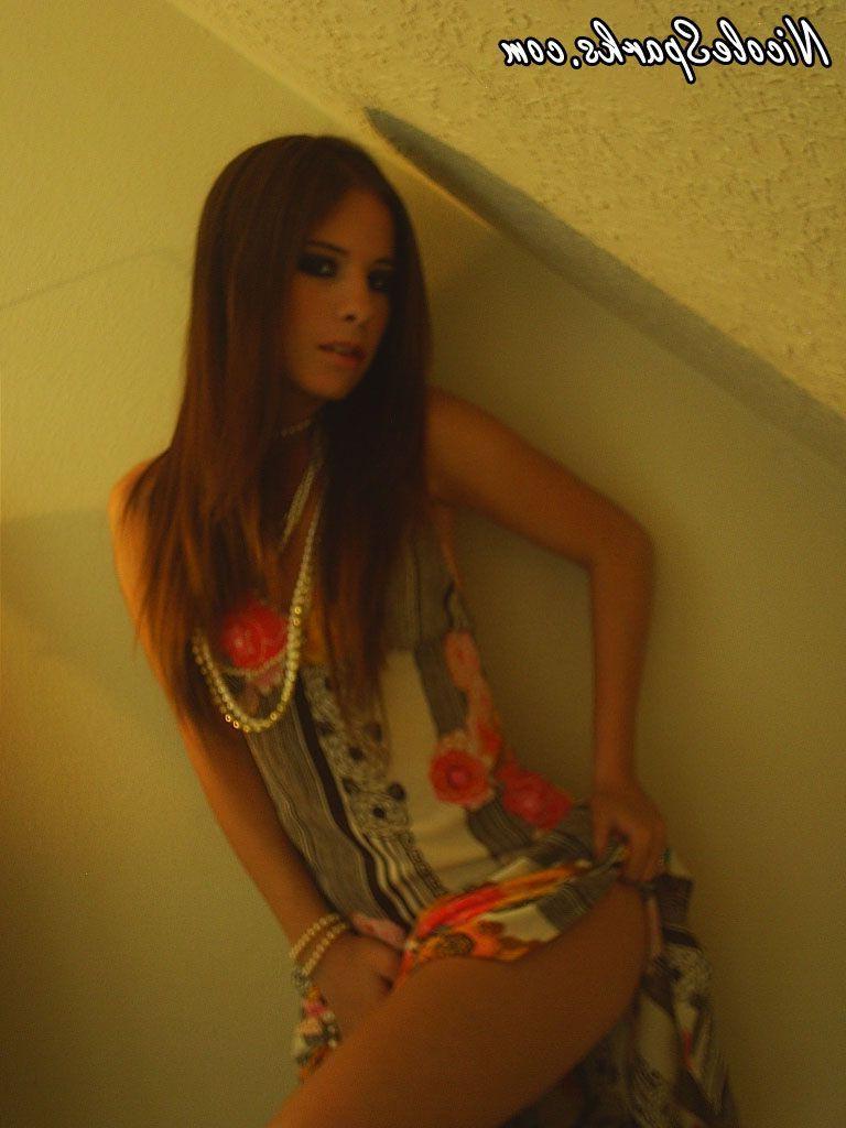 15P Pictures of Nicole Sparks taking hot pics of herself