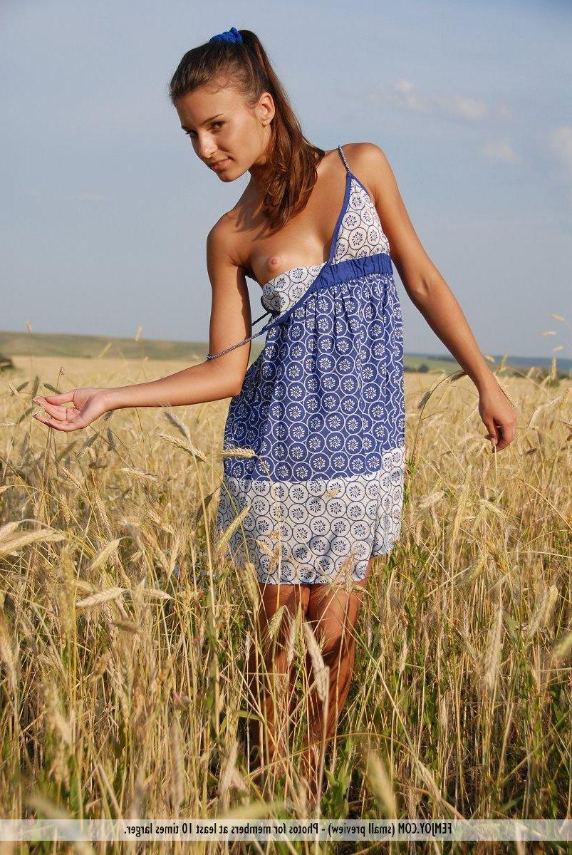 16P Pictures of Nikki D spreading her legs in a field