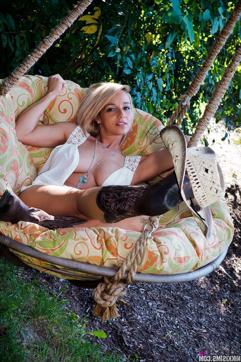 15P Country girl Nikki Sims strips for you in the back yard