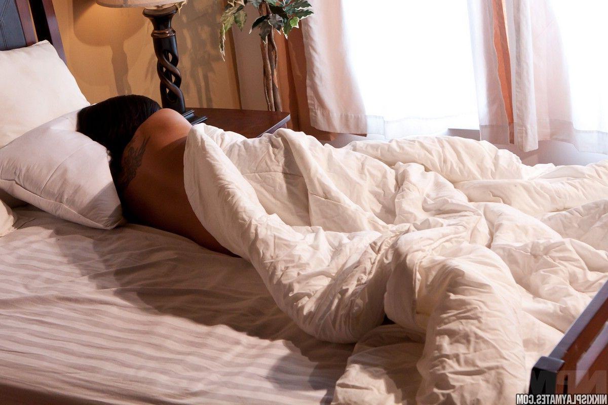 15P Pictures of Nikki Sims hot and ready for you in her bed