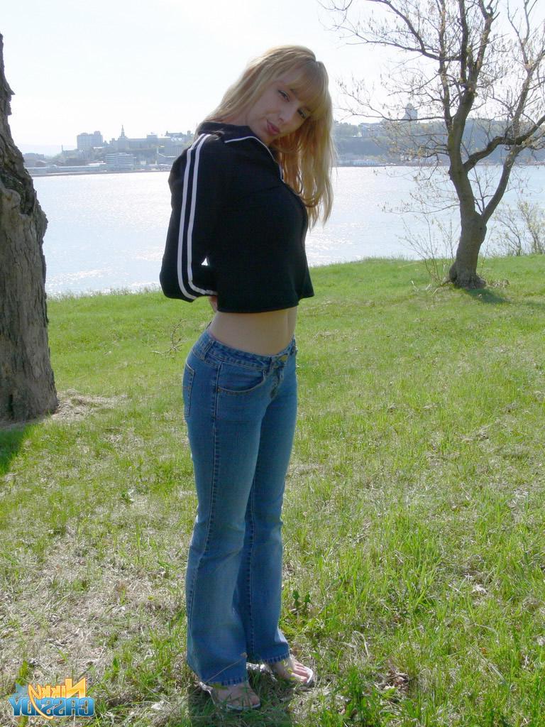 20P Pictures of Nikky Cassidy teasing in a bikini top