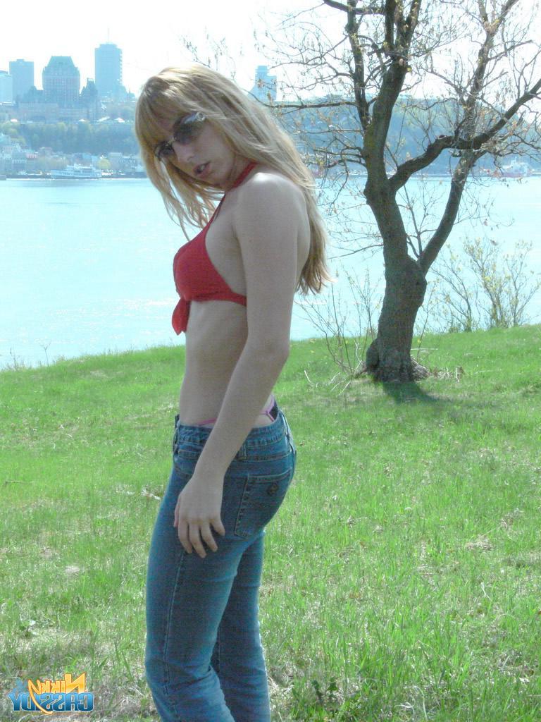 20P Pictures of Nikky Cassidy teasing in a bikini top
