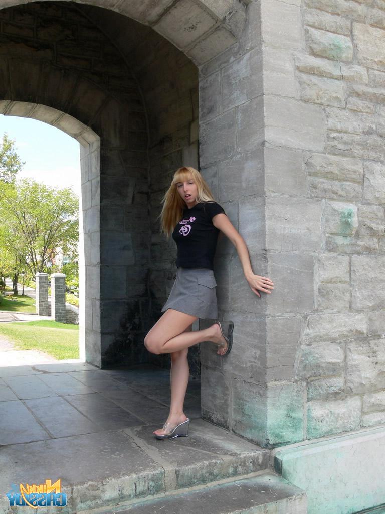 20P Pictures of teen girl Nikky Cassidy flashing you outside