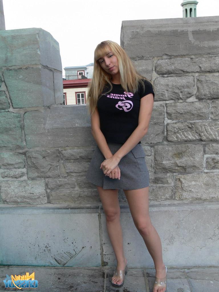 20P Pictures of teen girl Nikky Cassidy flashing you outside