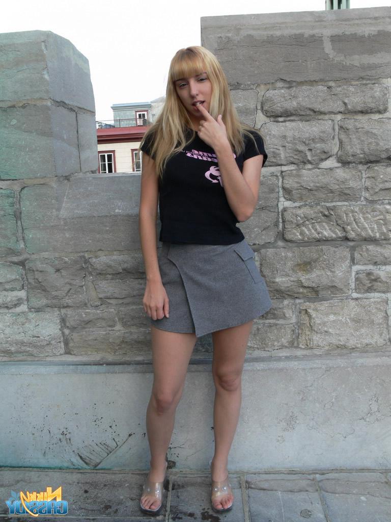 20P Pictures of teen girl Nikky Cassidy flashing you outside
