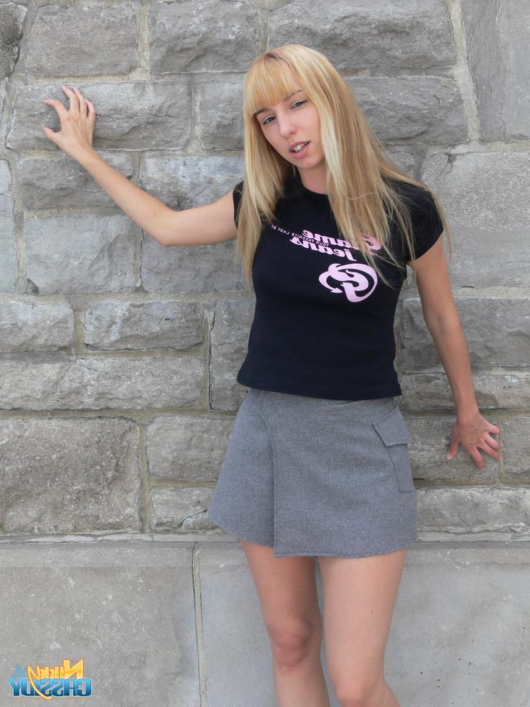 20P Pictures of teen girl Nikky Cassidy flashing you outside