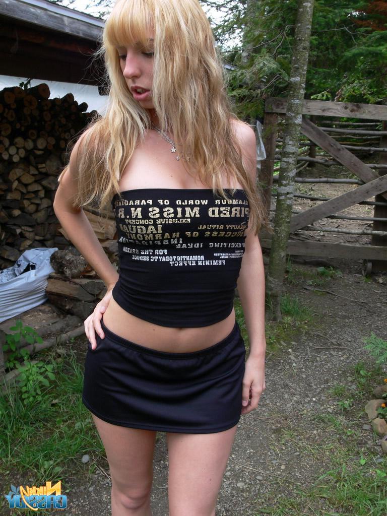 20P Pictures of teen babe Nikky Cassidy stripping in the back yard