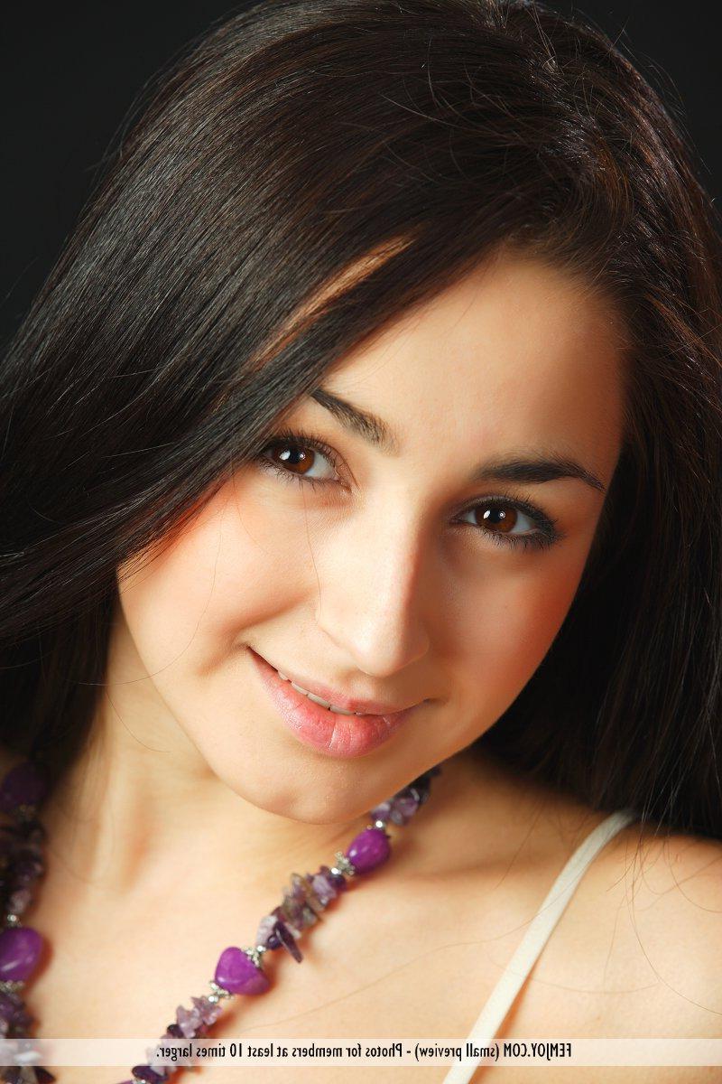 16P Pictures of stunning teen Ondine B waiting for you on the couch