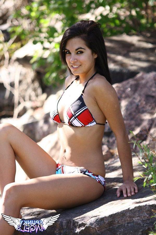 20P Pictures of hot teen Rachel taking her top off outside
