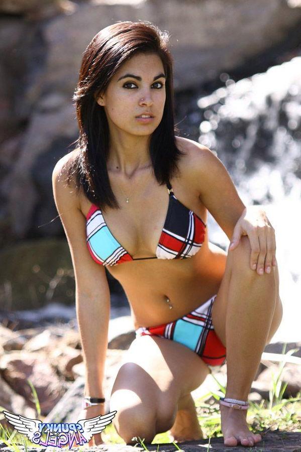 20P Pictures of hot teen Rachel taking her top off outside