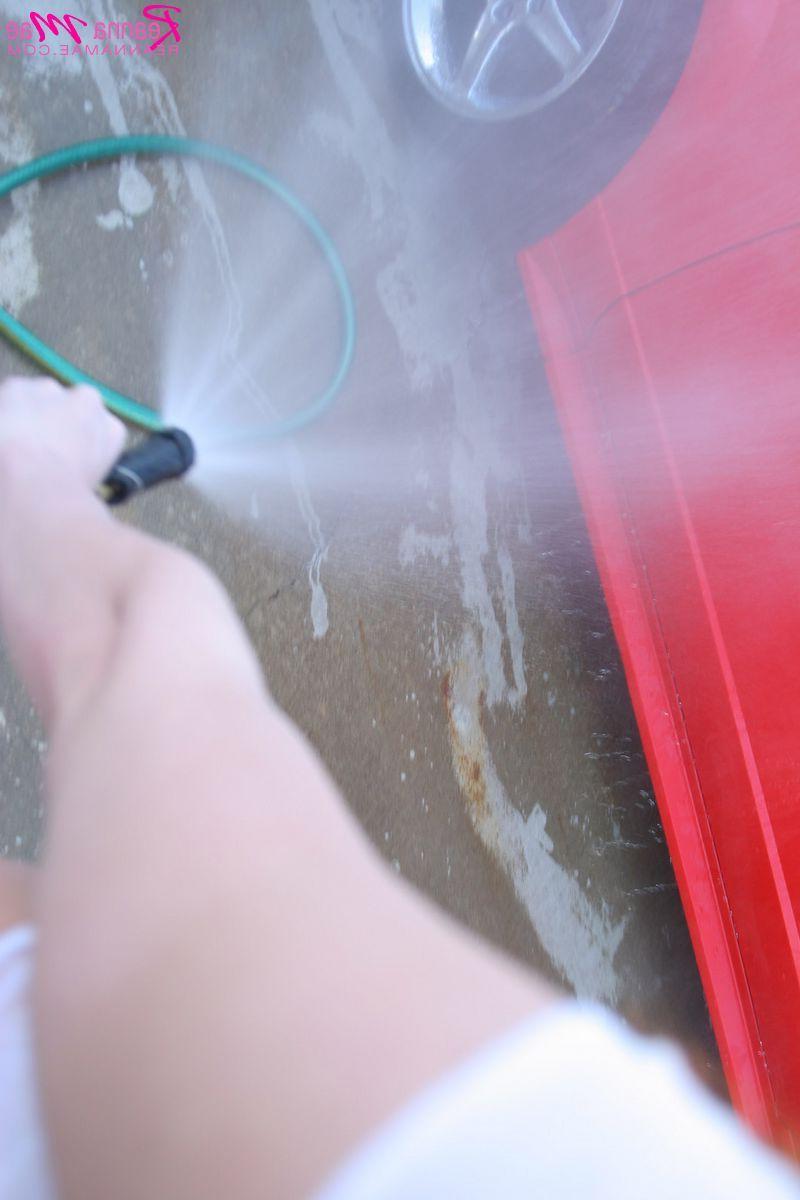 20P Pictures of Reanna Mae getting herself all wet