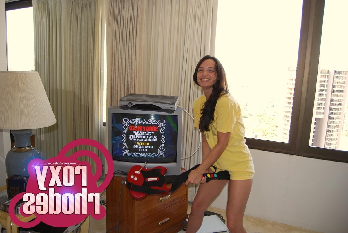 15P Pictures of teen girl Roxy Rhodes playing a sexy game of guitar hero