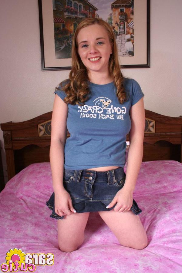 15P Pictures of Sara Cutie in a short skirt