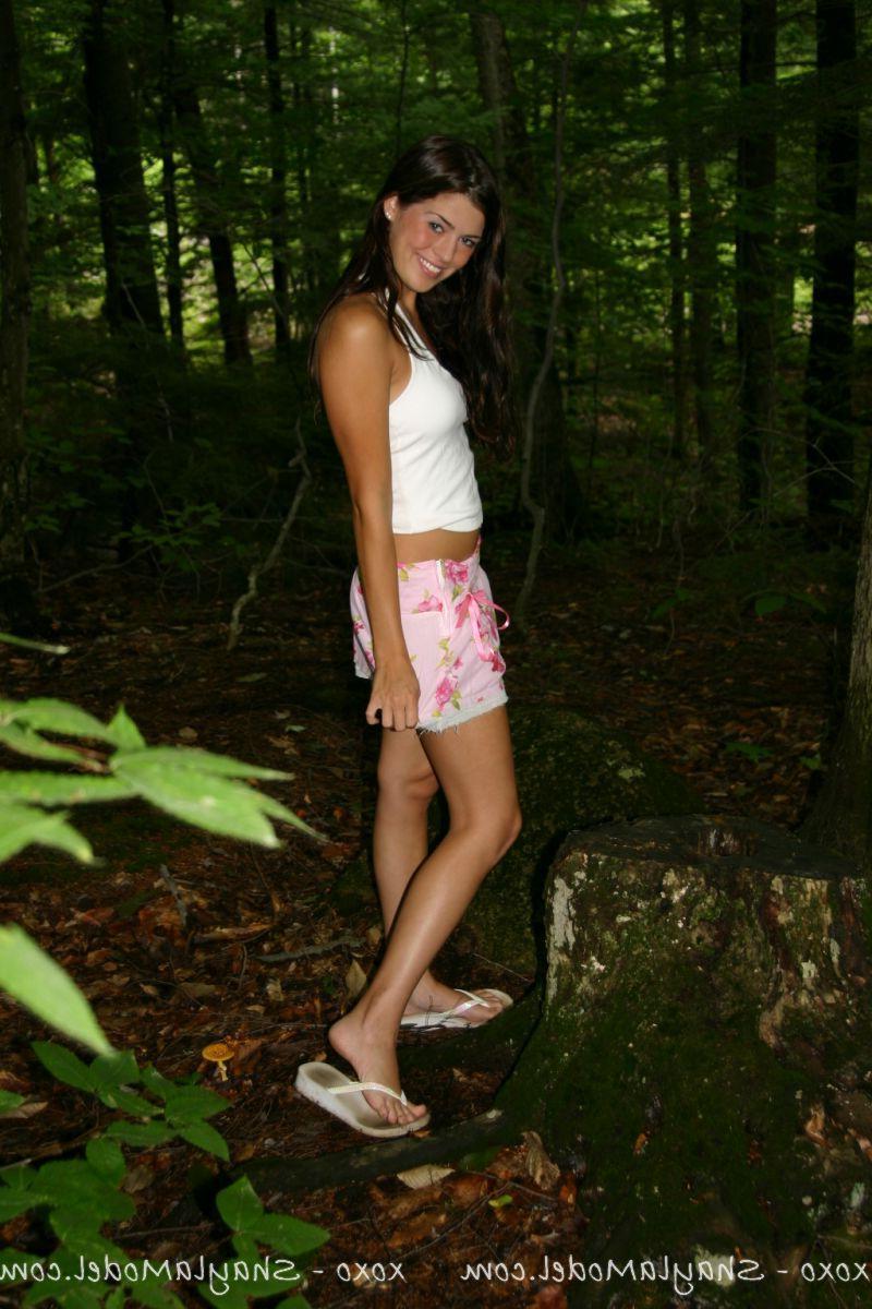 20P Pictures of teen hottie Shayla Model looking hot for you in the woods