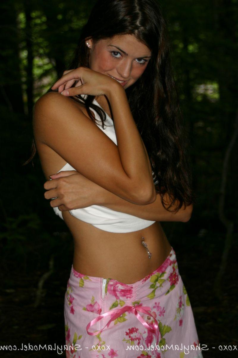20P Pictures of teen hottie Shayla Model looking hot for you in the woods