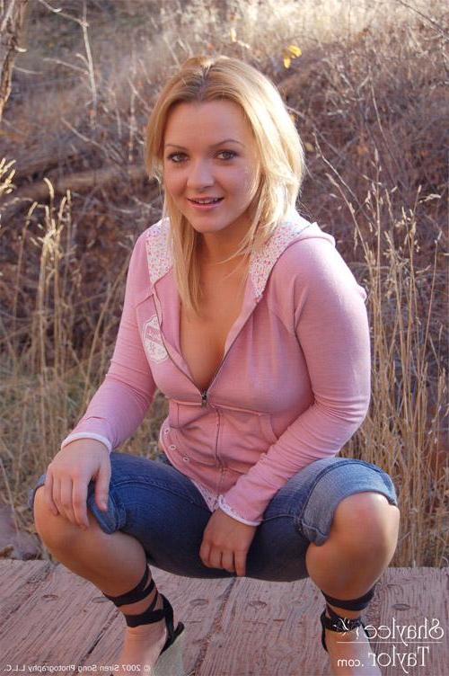 16P Shaylee unzips her pink hoodie to reveal perfect tits