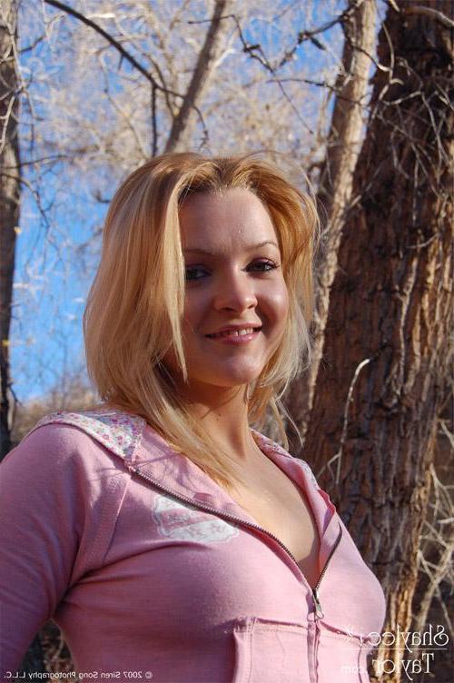 16P Shaylee unzips her pink hoodie to reveal perfect tits