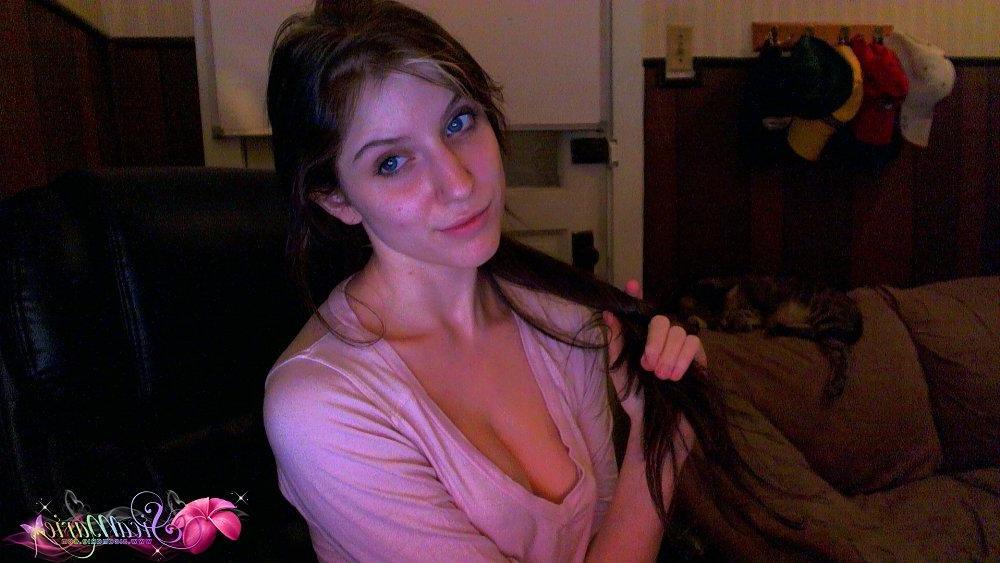 15P Pictures of hot teen Sica Marie shaking her sexy ass on cam