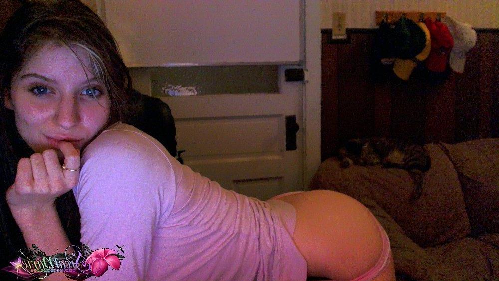 15P Pictures of hot teen Sica Marie shaking her sexy ass on cam