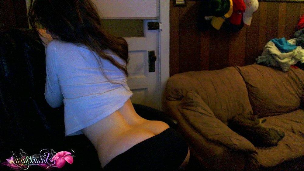 15P Hot teen model Sica Marie does a sexy cam show for her members