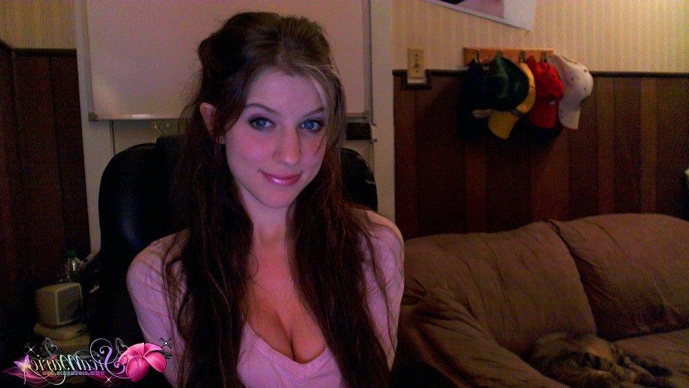 15P Hot teen model Sica Marie does a sexy cam show for her members